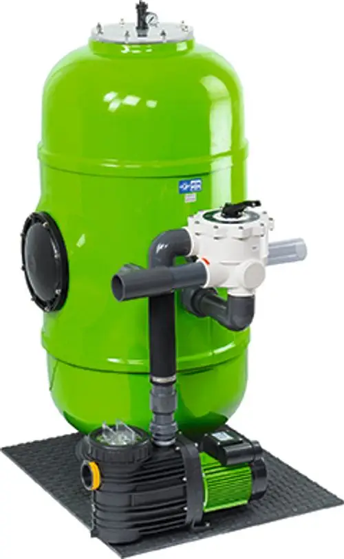 Grüne Filteranlage mit selbstansaugender Pumpe und Hydraulikanschlüssen, montiert auf einer schwarzen Gummimatte, von der Marke Grünbeck.